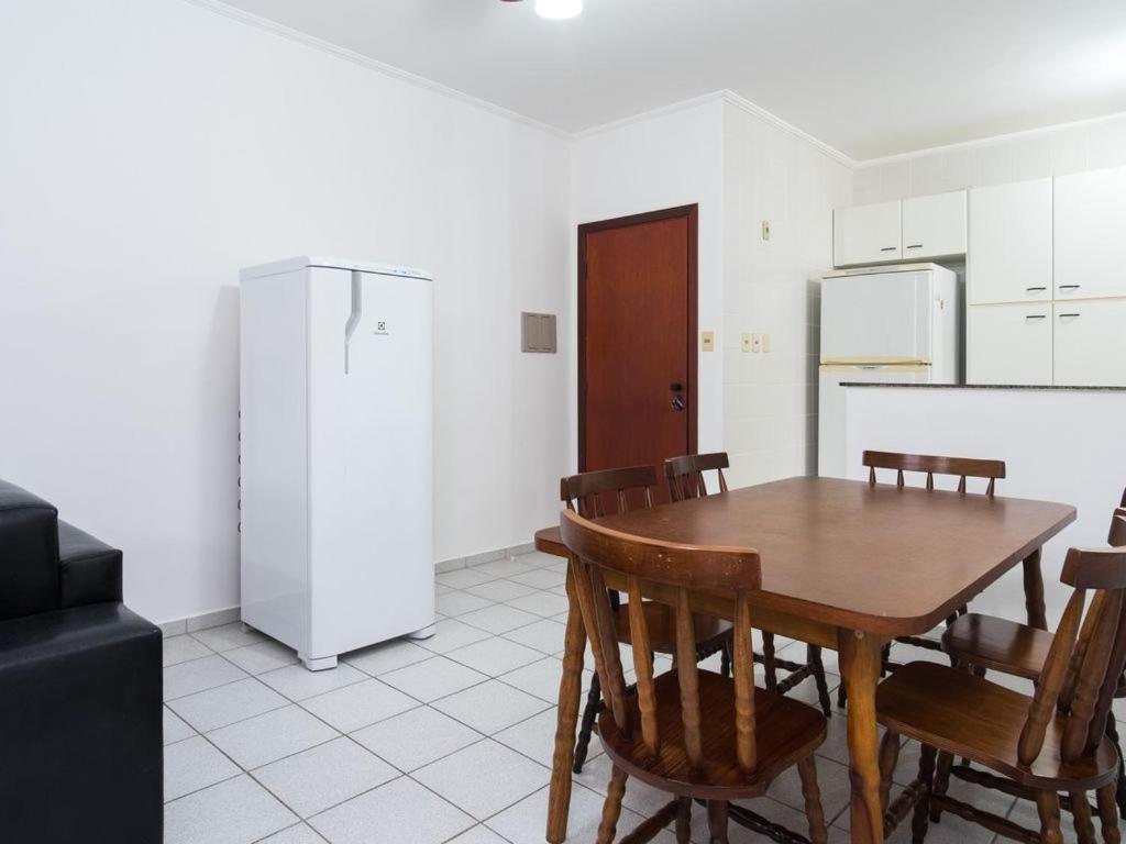 Apartamento Espacoso Com Ar Condicionado E Wi-Fi, A 100 Metros Da Praia - Edificio Estoril Ubatuba Esterno foto